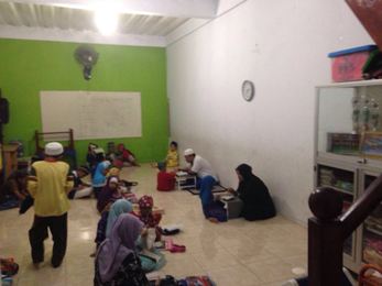 Potret Kehidupan Anak-anak dan Pengajian Rutin di Kalijodo 