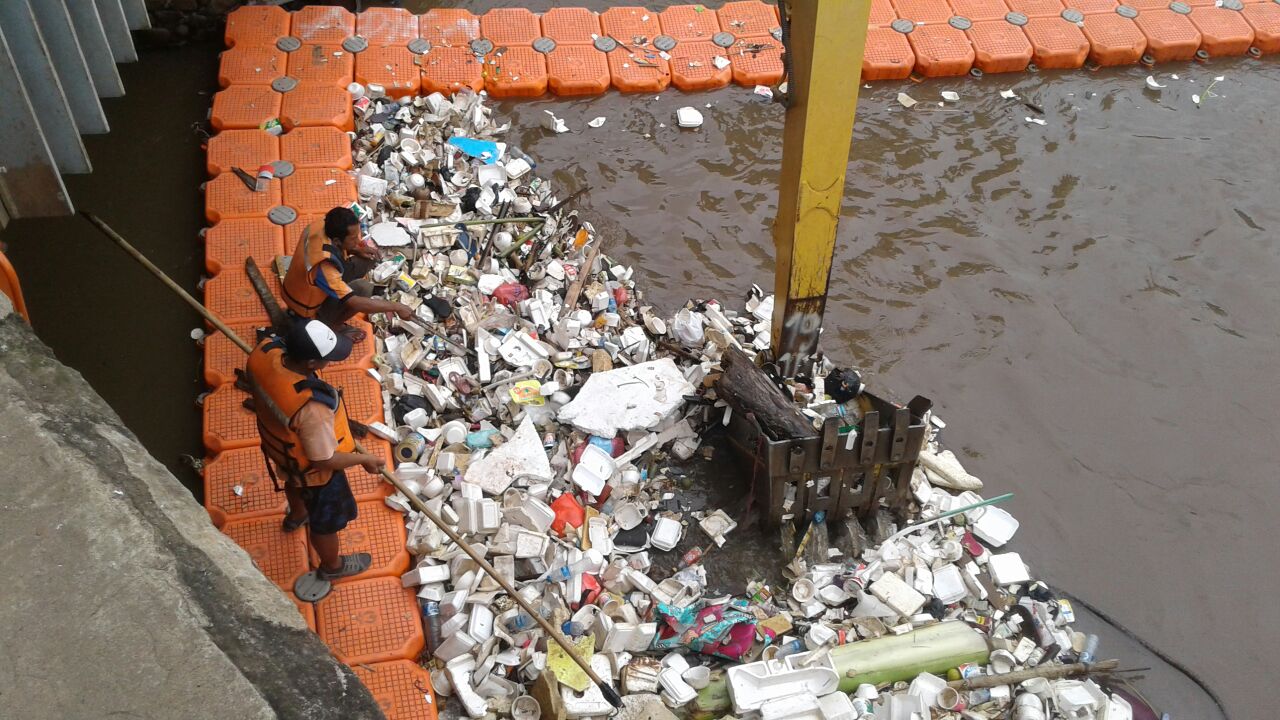 Kesal Lihat Warga Buang Sampah ke Kali Petugas Harap Penertiban Diselesaikan