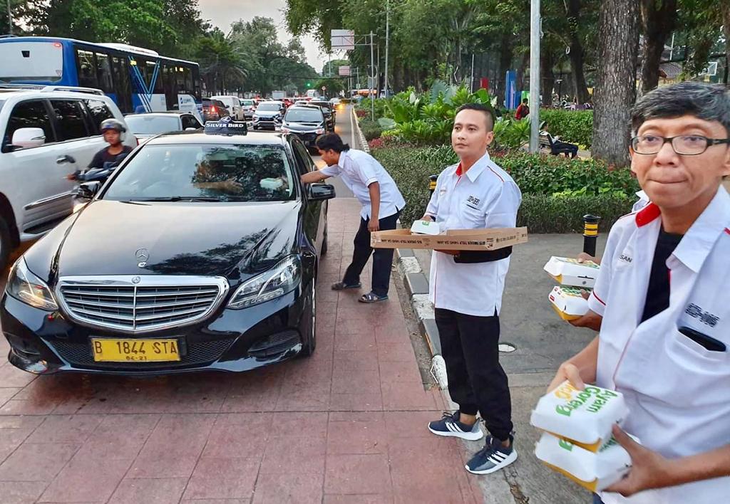 Bakti Sosial SIB Berbagi Takjil dan Makanan di Jalanan