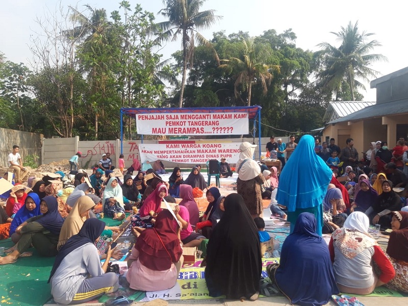 Warga Tolak Penggusuran Makam Wareng di Tangerang
