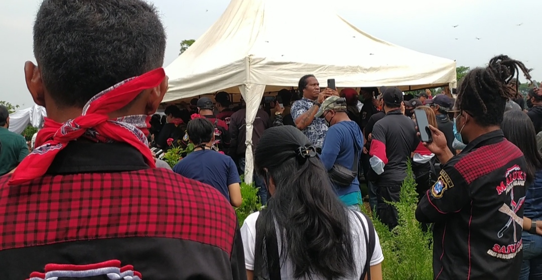 Tak Ada Physical Distancing, Pemakaman Glenn Fredly Tampak Ramai
