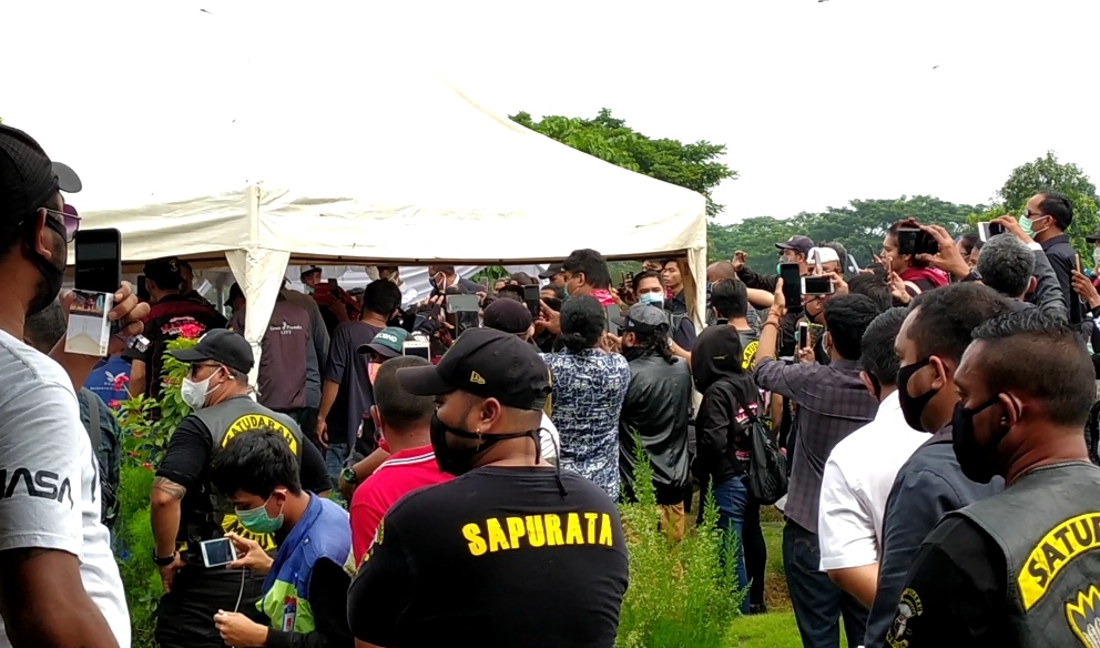 Tak Ada Physical Distancing, Pemakaman Glenn Fredly Tampak Ramai