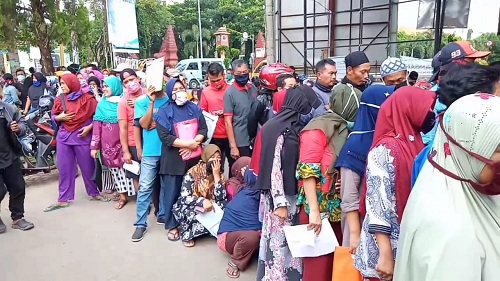 Warga di Cirebon Berdesakan Cairkan Bantuan Tunai