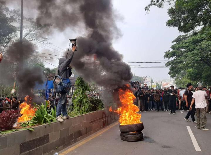 Massa Aksi di Serang Bentrok dengan Polisi