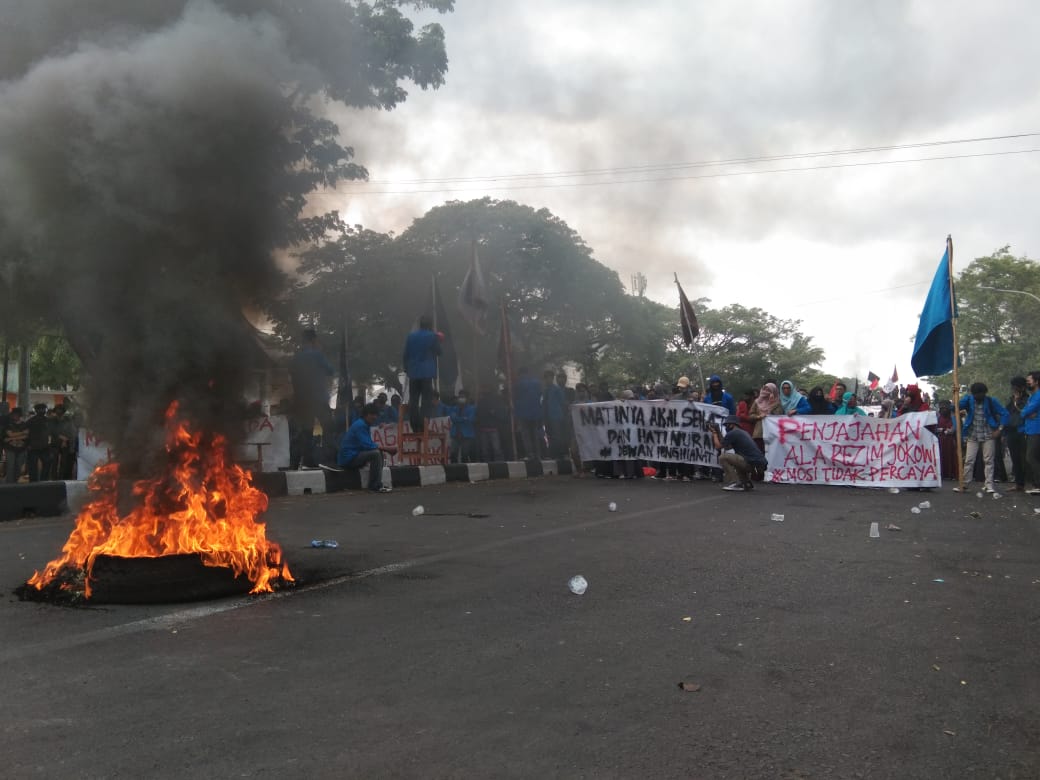 Tolak Omnibus Law, Mahasiswa Blokade Jalan Penghubung Makassar-Gowa