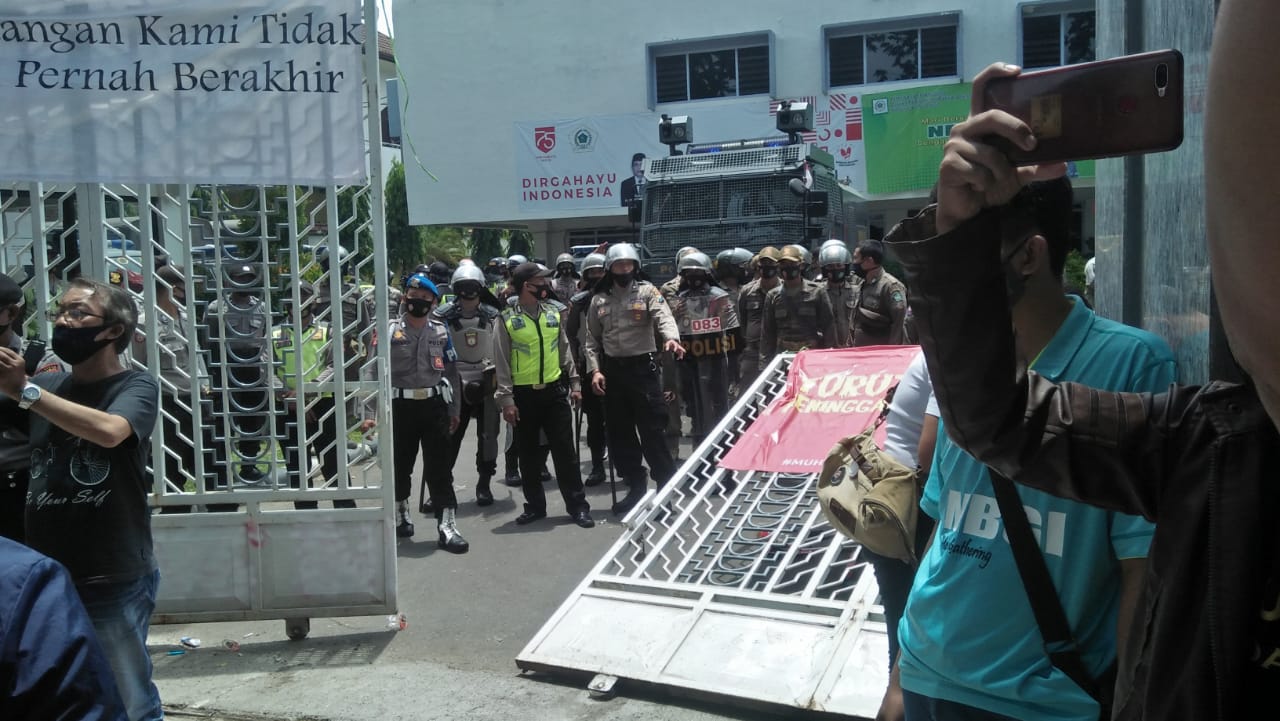 Demo Menolak UU Ciptaker di DPRD Sidoarjo Berujung Ricuh