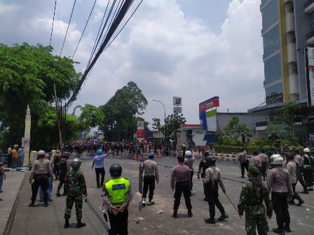 Aksi Massa Tuntut UU Cipta Kerja di Kota Tangerang Bentrok