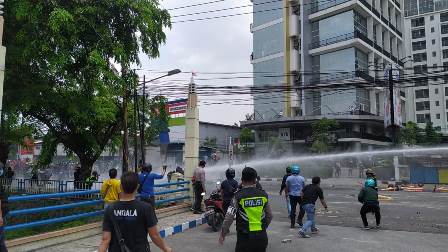 Aksi Massa Tuntut UU Cipta Kerja di Kota Tangerang Bentrok