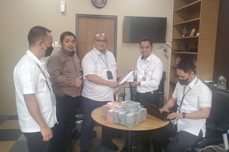 Kasubdit I Direktorat Tindak Pidana Siber Bareskrim Kepolisian Indonesia, Brigadir Jenderal Polisi Reinhard Hutagaol, menyerahkan berita acara penyerahan uang senilai Rp950 juta dari kuasa hukum Reza Arap, terkait pencucian uang oleh Doni Salmanan, di Gedung Bareskrim Kepolisian Indonesia, Jakarta, Senin (28/3/2022). ANTARA/HO-Direktorat Tindak Pidana Siber Bareskrim Kepolisian Indonesia