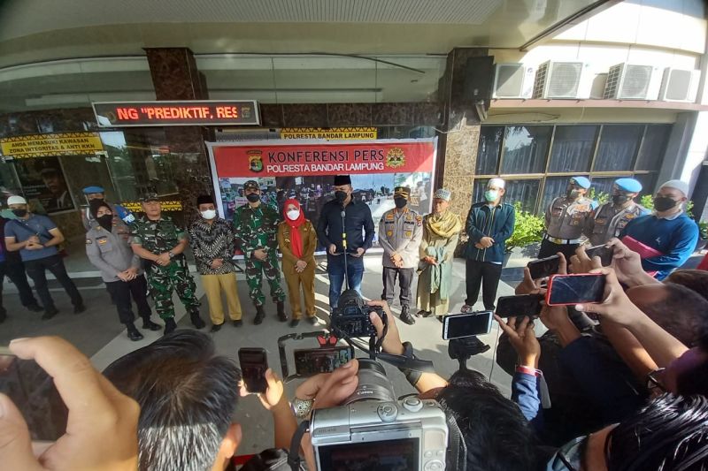 Pernyataan pers terkait penangkapan pimpinan Khilafatul Muslimin di Polresta Bandarlampung. Selasa, (7/4/2022). (ANTARA/Dian Hadiyatna)