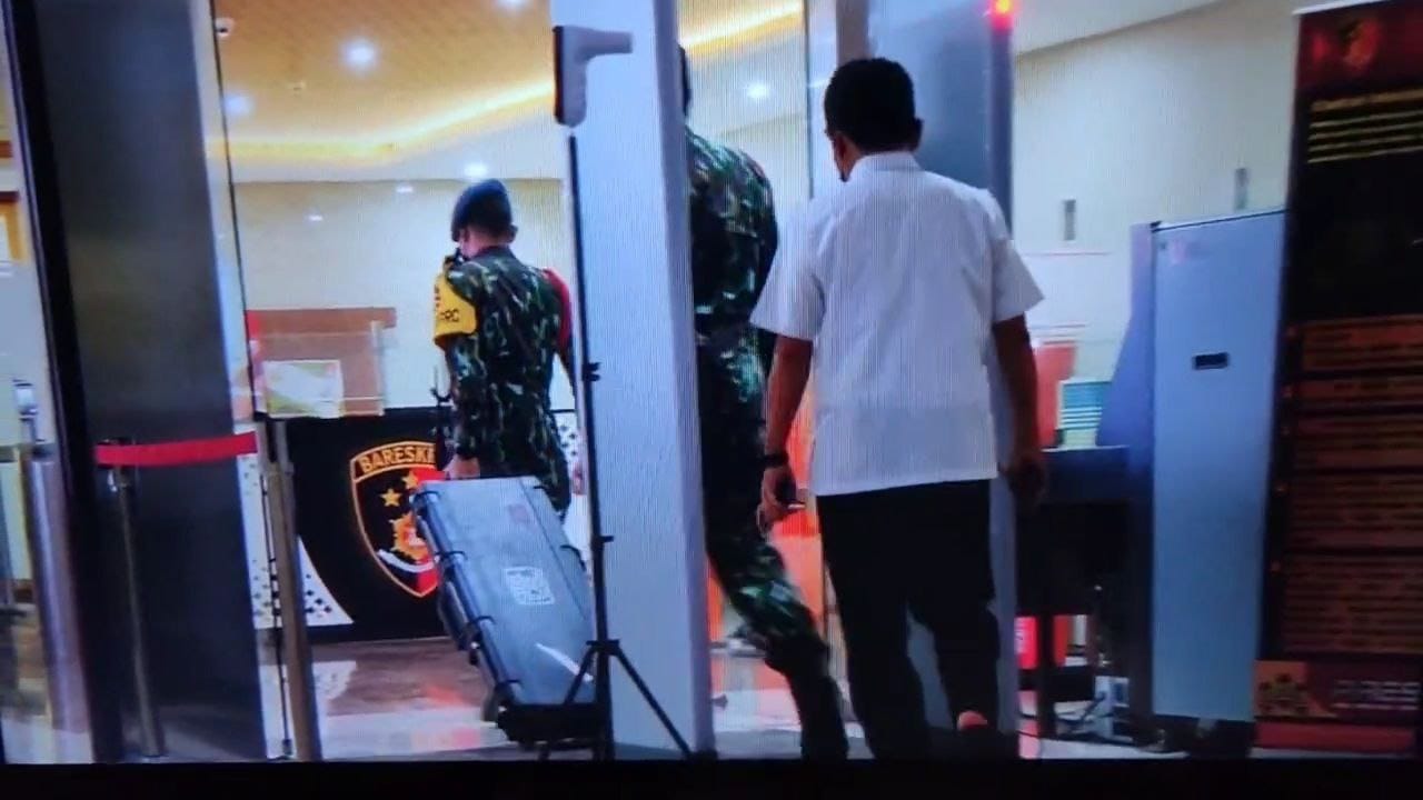 Brimob Bawa Satu Koper Besar dari Rumah Irjen Sambo ke Bareskrim Polri