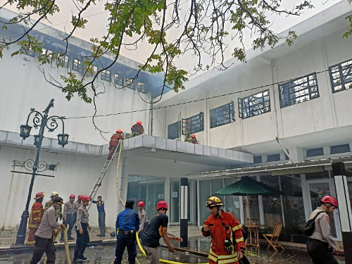 Kebakaran Gedung Bappelitbang Kota Bandung Berangsur Padam
