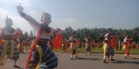 Seribuan Anak Menari Remo Menyambut Hardiknas
