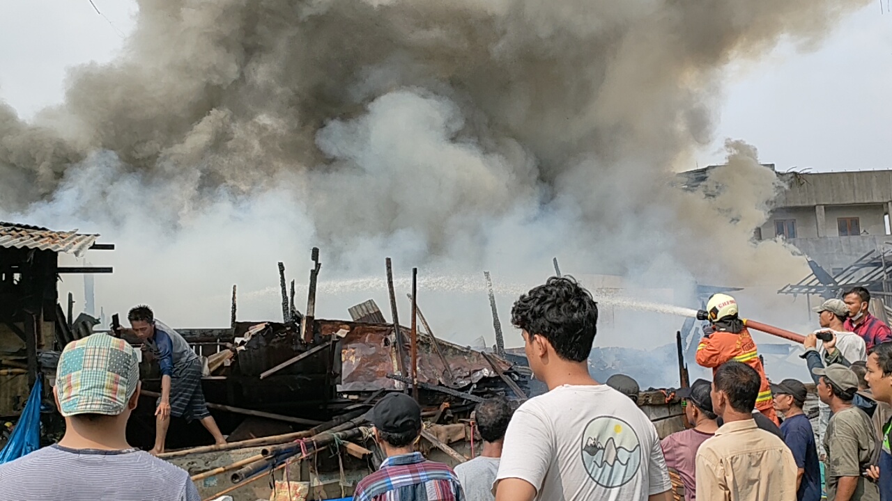 Puluhan Kios Pasar Gaplok Kramat Terbakar