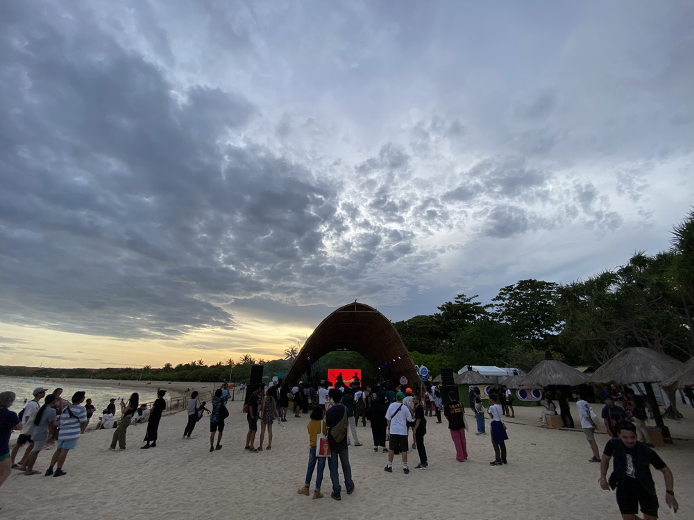 Menikmati Sunset di Joyland Festival Bali