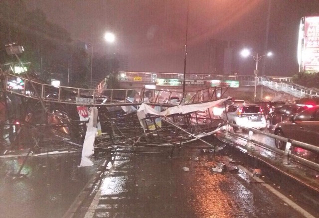 Baliho Roboh, Dua Orang Dievakuasi ke Rumah Sakit