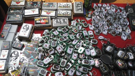 Pedagang Kaus dan Aksesoris Bon Jovi Mulai Ramai di GBK