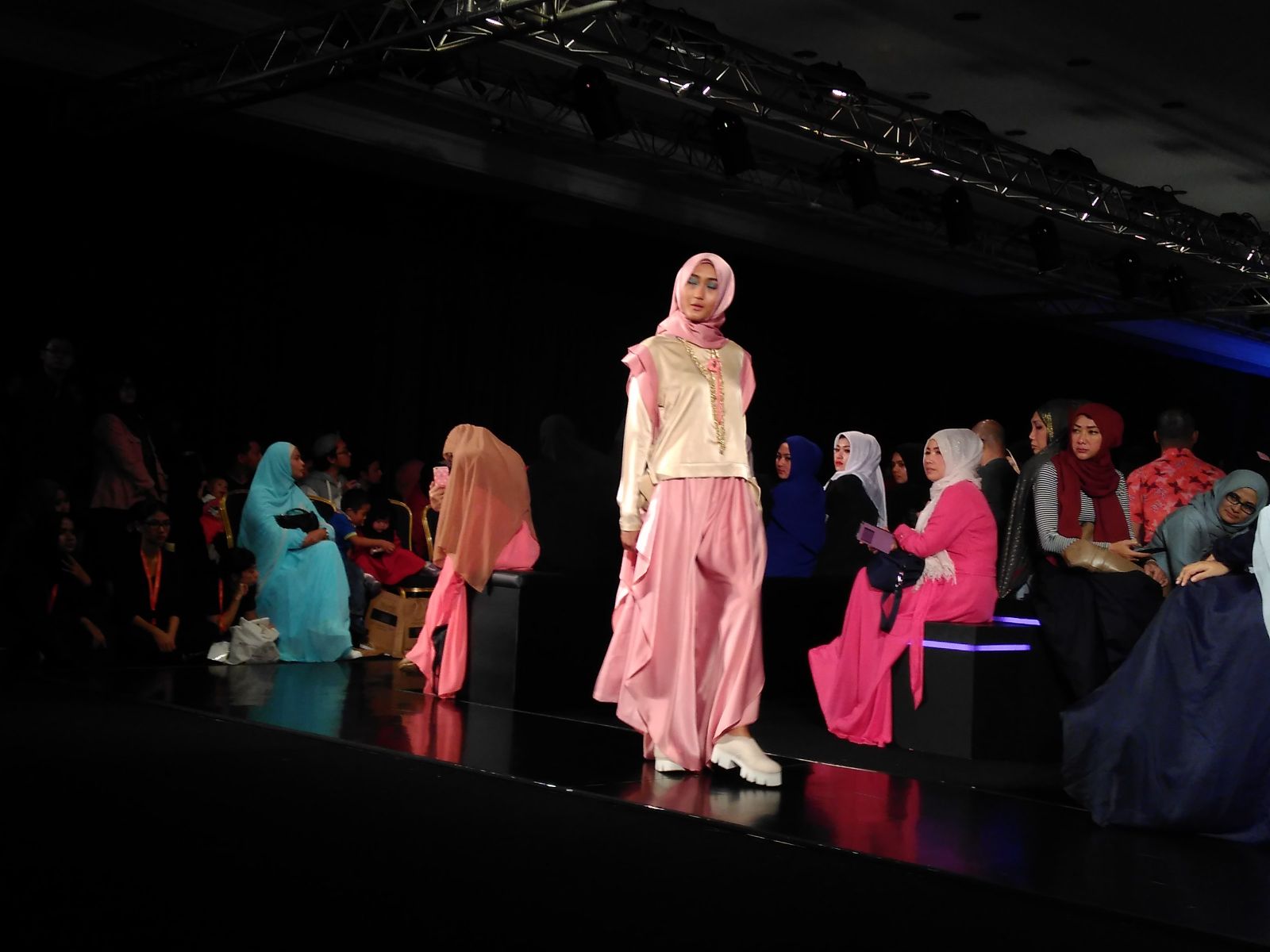 D'Element Tutup Hari Pertama Indonesia Fashion Week 2016
