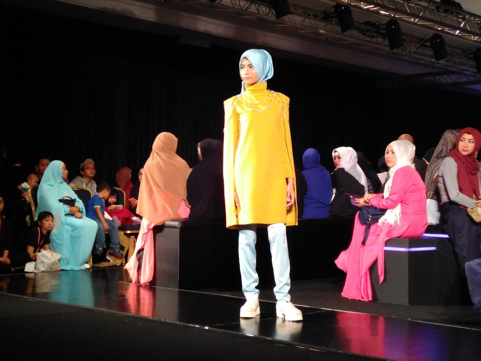 D'Element Tutup Hari Pertama Indonesia Fashion Week 2016