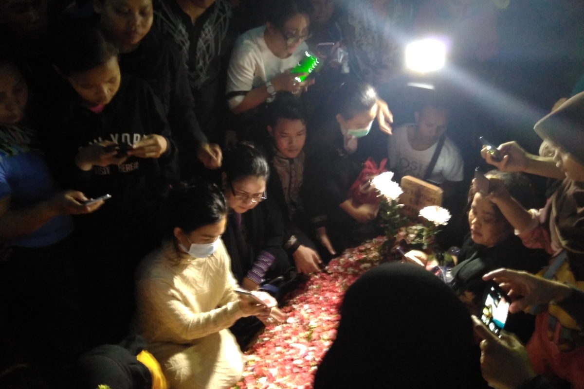 Ratusan Orang Hadiri Pemakaman Julia Perez
