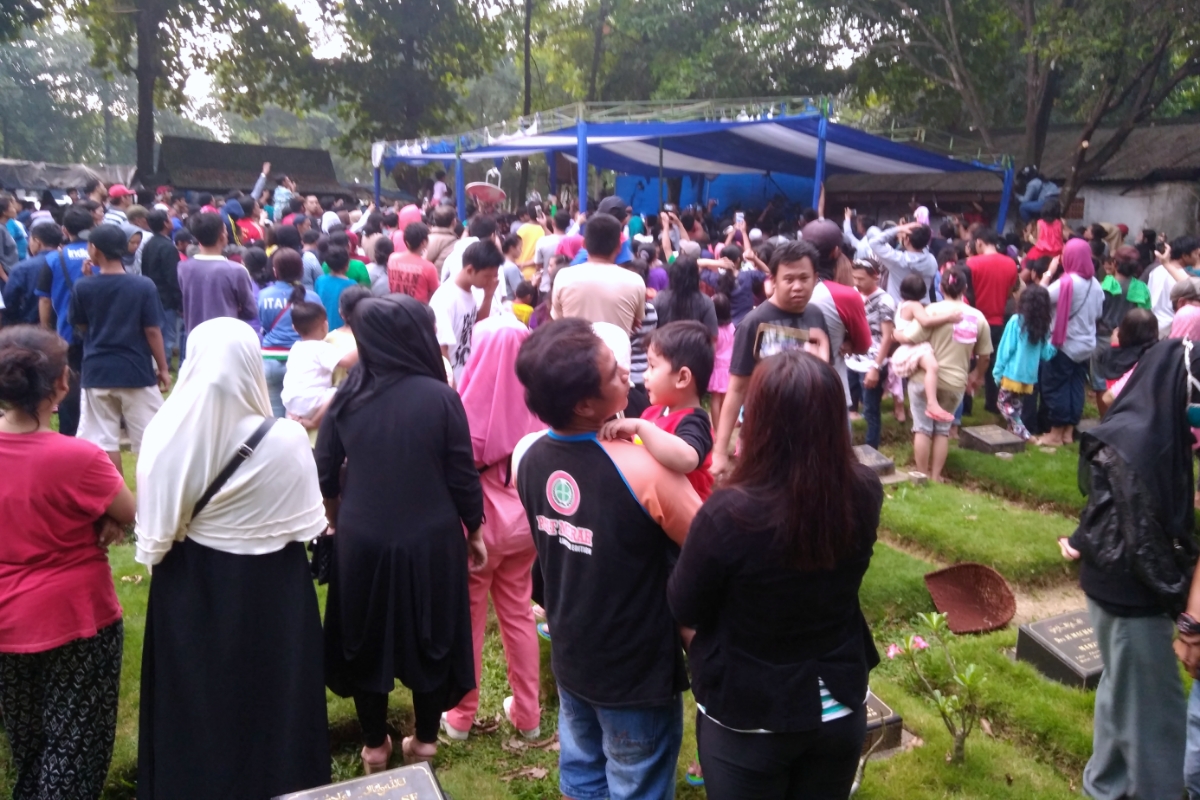 Ratusan Orang Hadiri Pemakaman Julia Perez