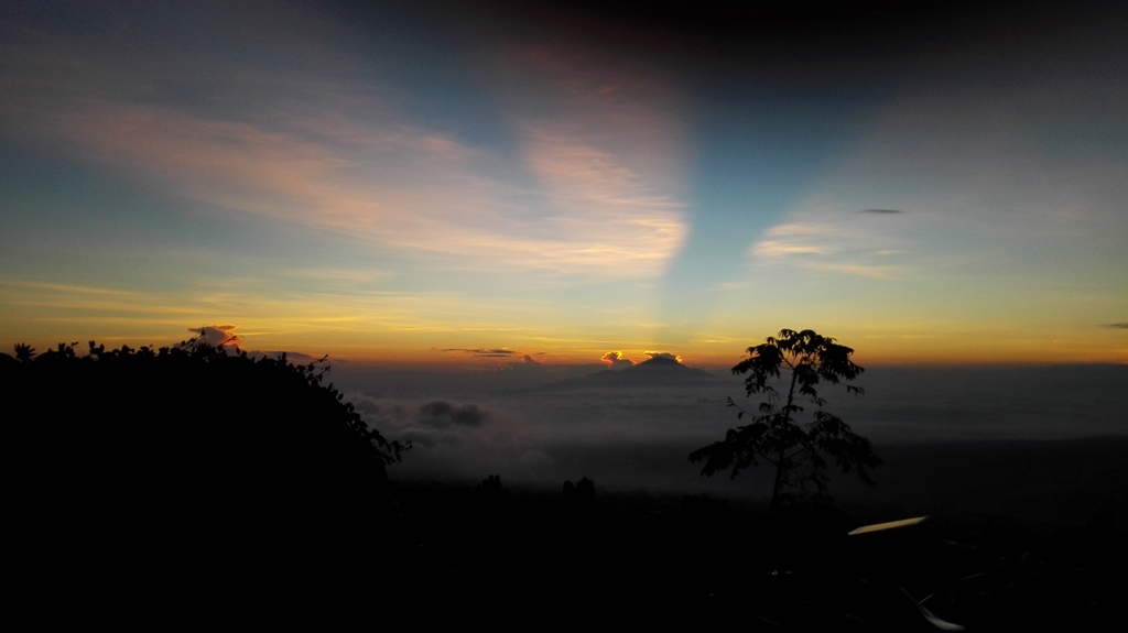Menanti Sang Surya dari Wisata Alam Posong