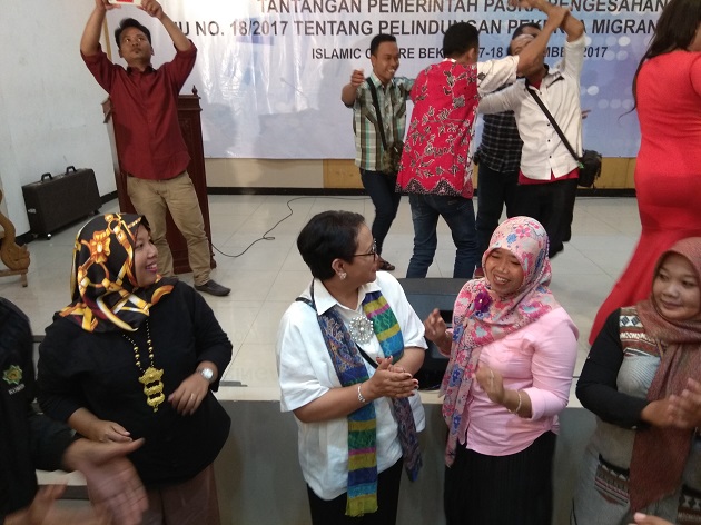 Di Hari Buruh Internasional, Menlu Retno Dangdutan Bersama TKI