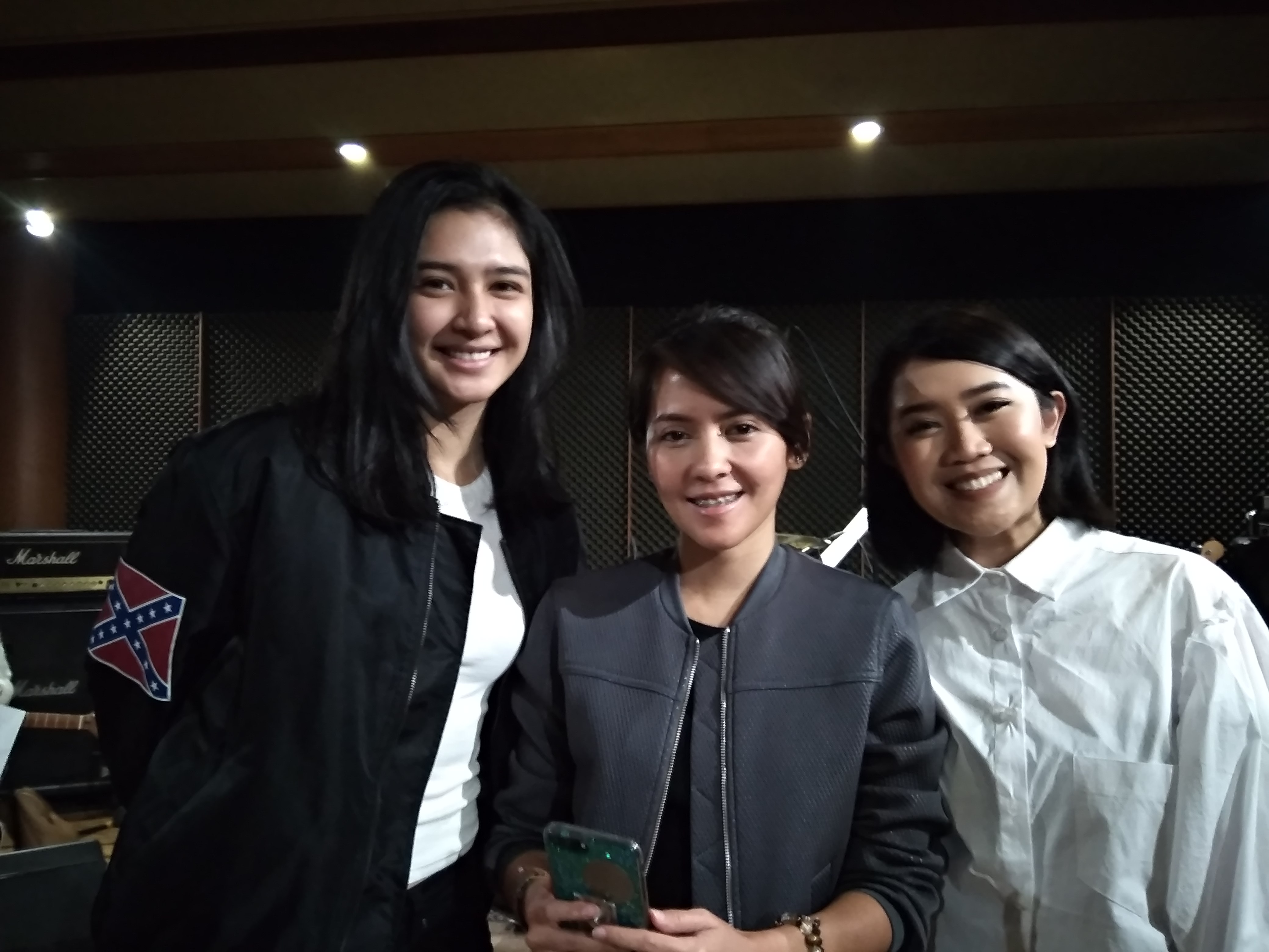 Mikha Tambayong Tanpa Beban Bernyanyi di Kahitsna