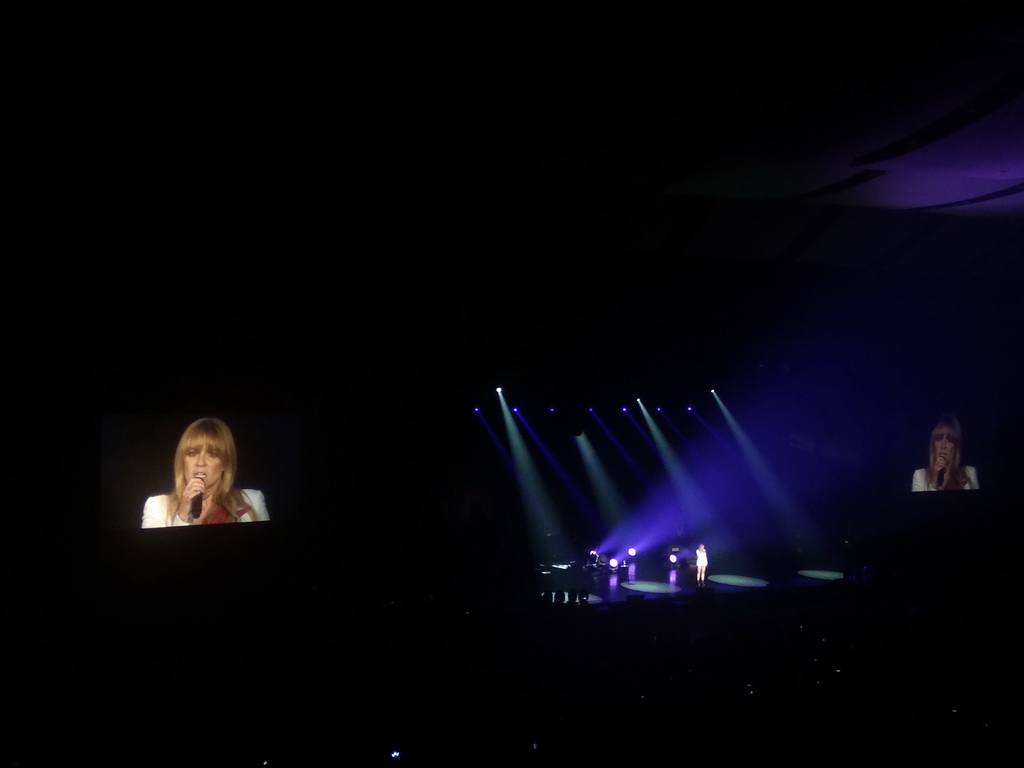 Buka Konser Celine Dion, Veronic DiCaire Ajak Penonton Lakukan Senam Wajah