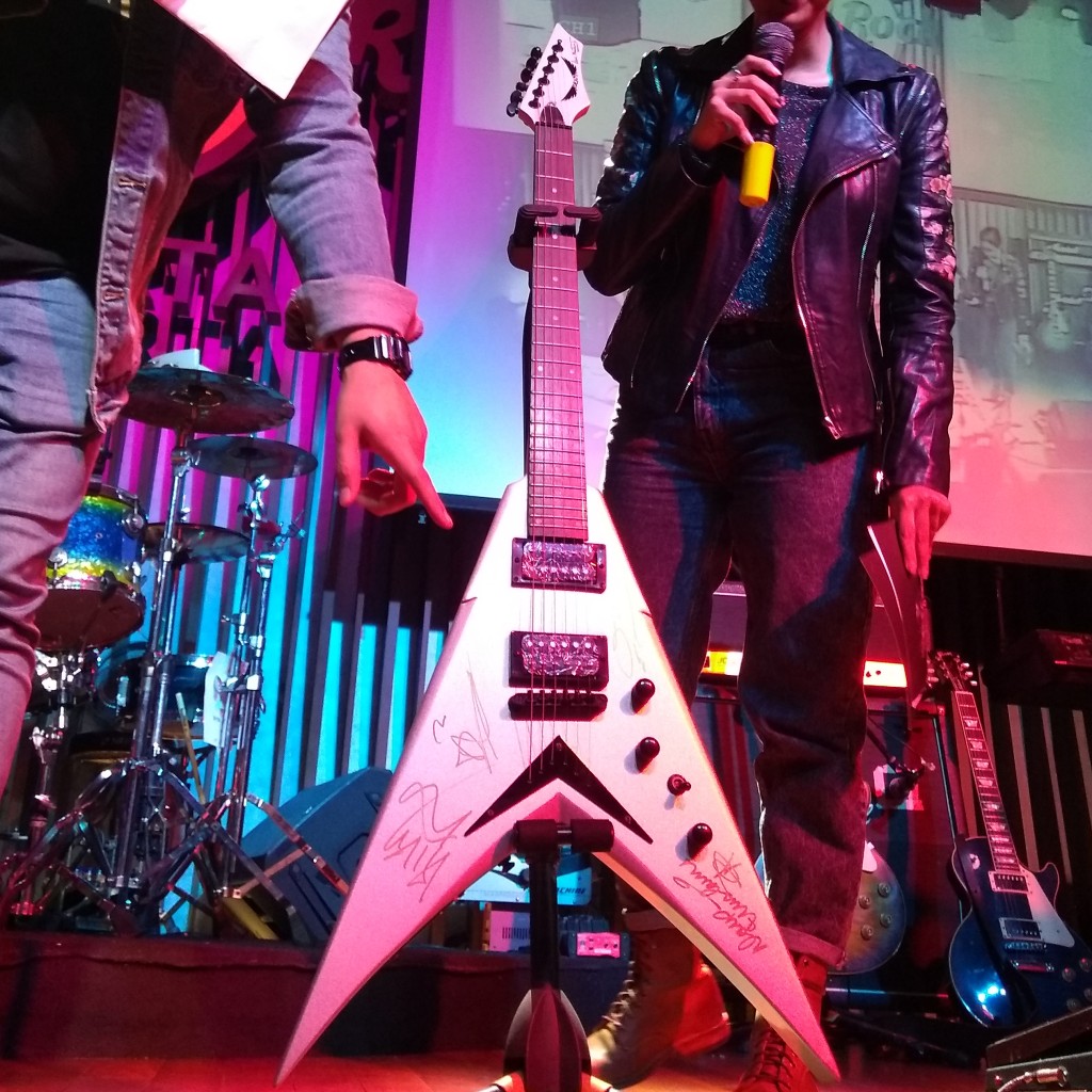 Gitar Bertanda Tangan Megadeth Terjual Rp150 Juta dalam Lelang Amal