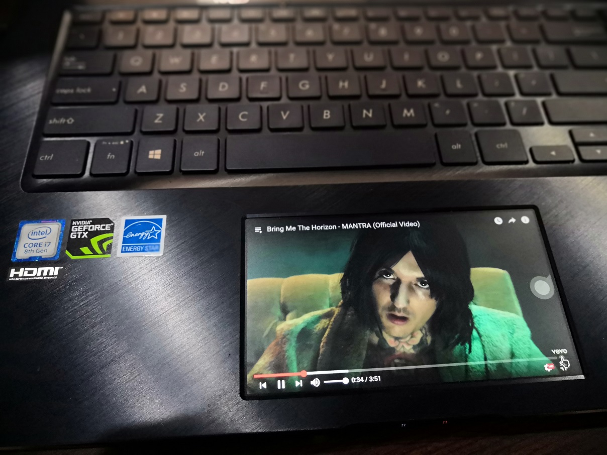 ASUS ZenBook Pro 15 UX580, ScreenPad untuk Multitasking