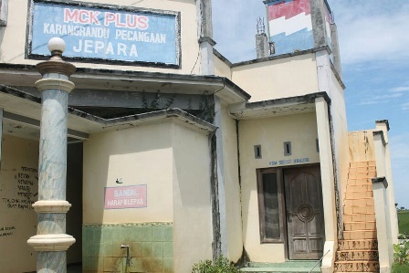 Khunainah dan Anaknya yang Lumpuh Tinggal di Ruang MCK