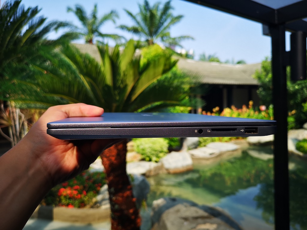 ASUS VivoBook Ultra K403, Paket Komplet Laptop Ringkas