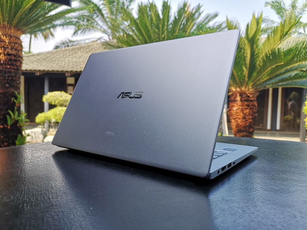 ASUS VivoBook Ultra K403, Paket Komplet Laptop Ringkas