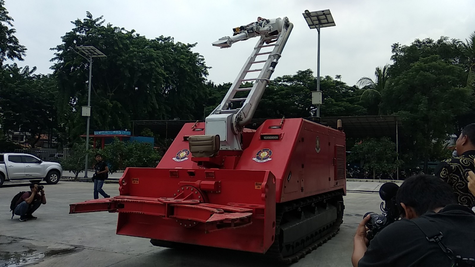 DKI Uji Coba Robot Pemadam Kebakaran