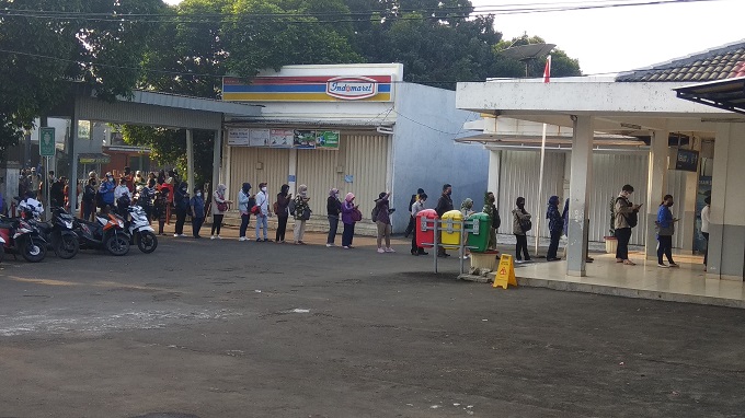 Antrean Penumpang KRL Mengular di Stasiun Lenteng Agung
