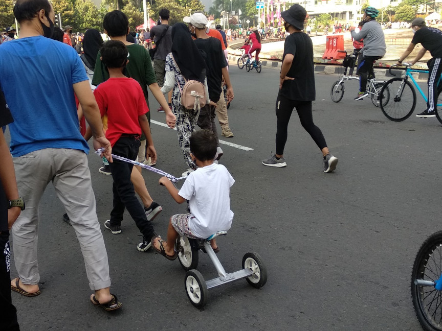 Orang Tua Masih Membawa Anak Kecil di CFD