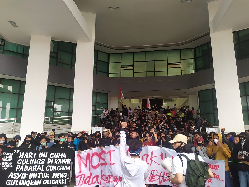 Massa Tolak Omnibus Law Duduki DPRD Kota Bogor
