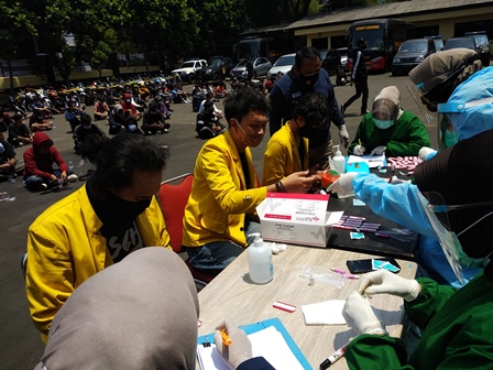 13 Peserta Aksi Unjuk Rasa di Bandung Reaktif Covid-19