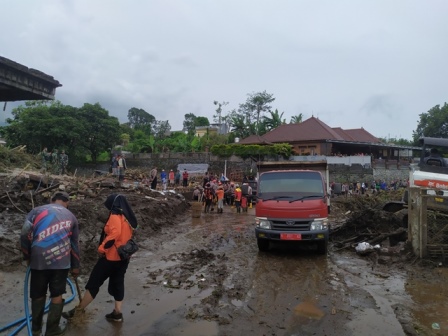 Khofifah Minta Penanganan Banjir Bandang Kota Batu Dipercepat