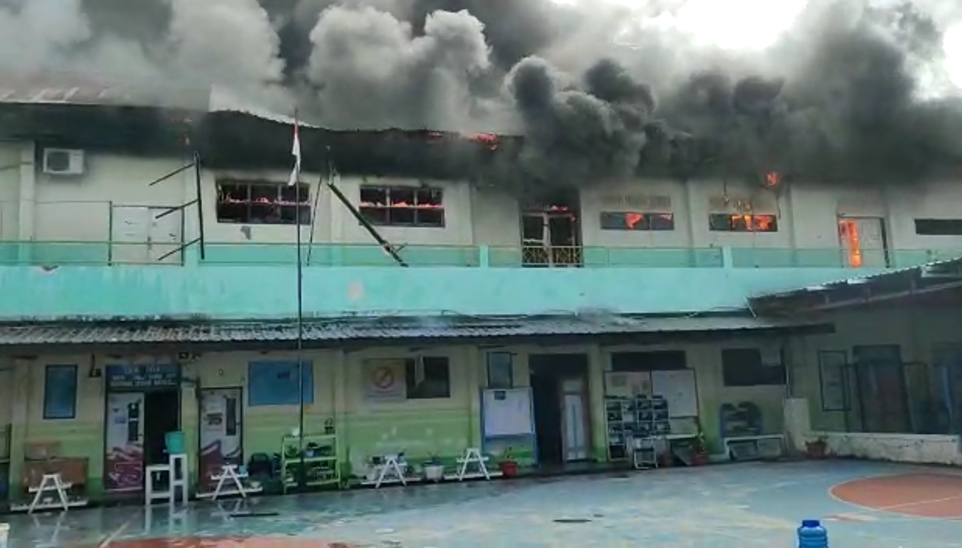 Gedung Asrama Santri di Makassar Hangus Terbakar