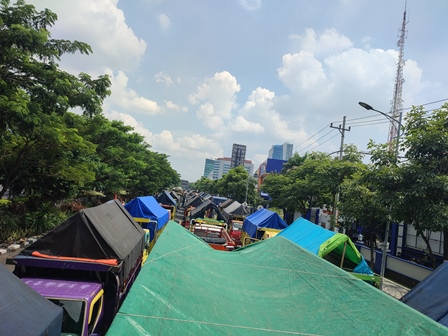 Ratusan Truk Parkir Depan Kantor Dishub Jatim, Macet Mengular