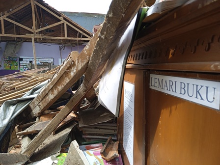 Atap 2 Kelas SD di Bogor Ambruk