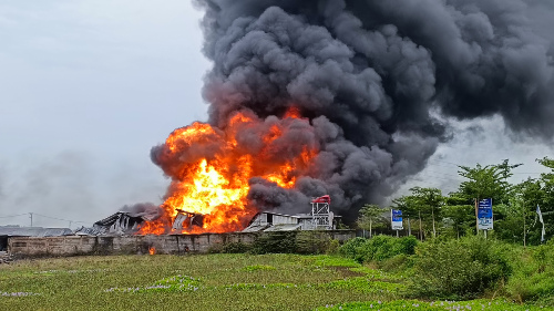 Polisi Sterilkan Warga yang Menonton Kebakaran Pabrik Busa Cirebon