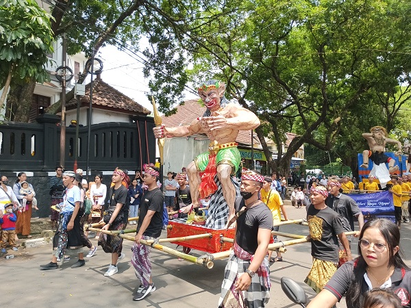 Umat Hindu Tawur Agung Kesanga di Alun-Alun Tugu Malang