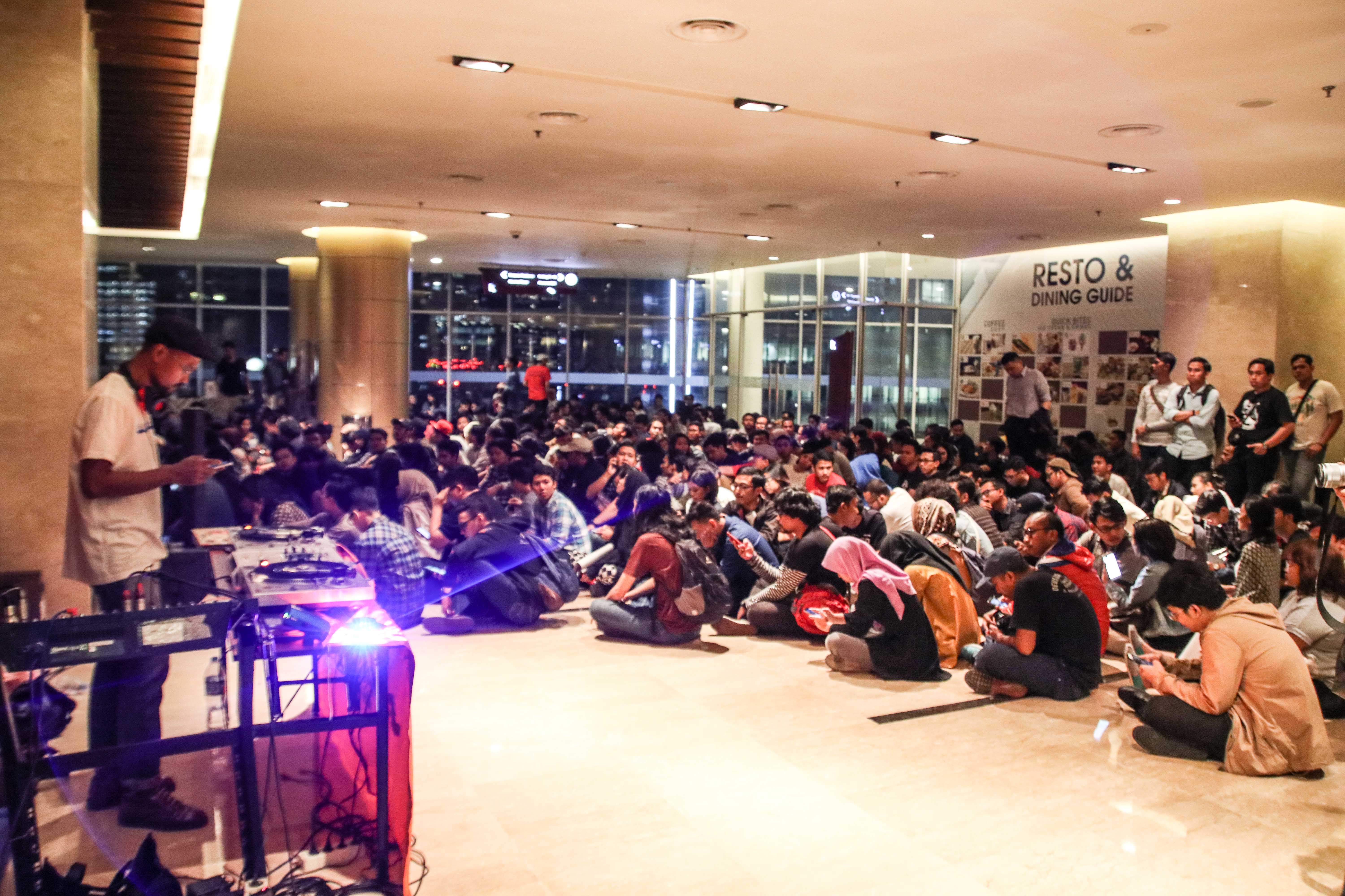 Foto Konser Mendadak Efek Rumah Kaca yang Penuh Kejutan