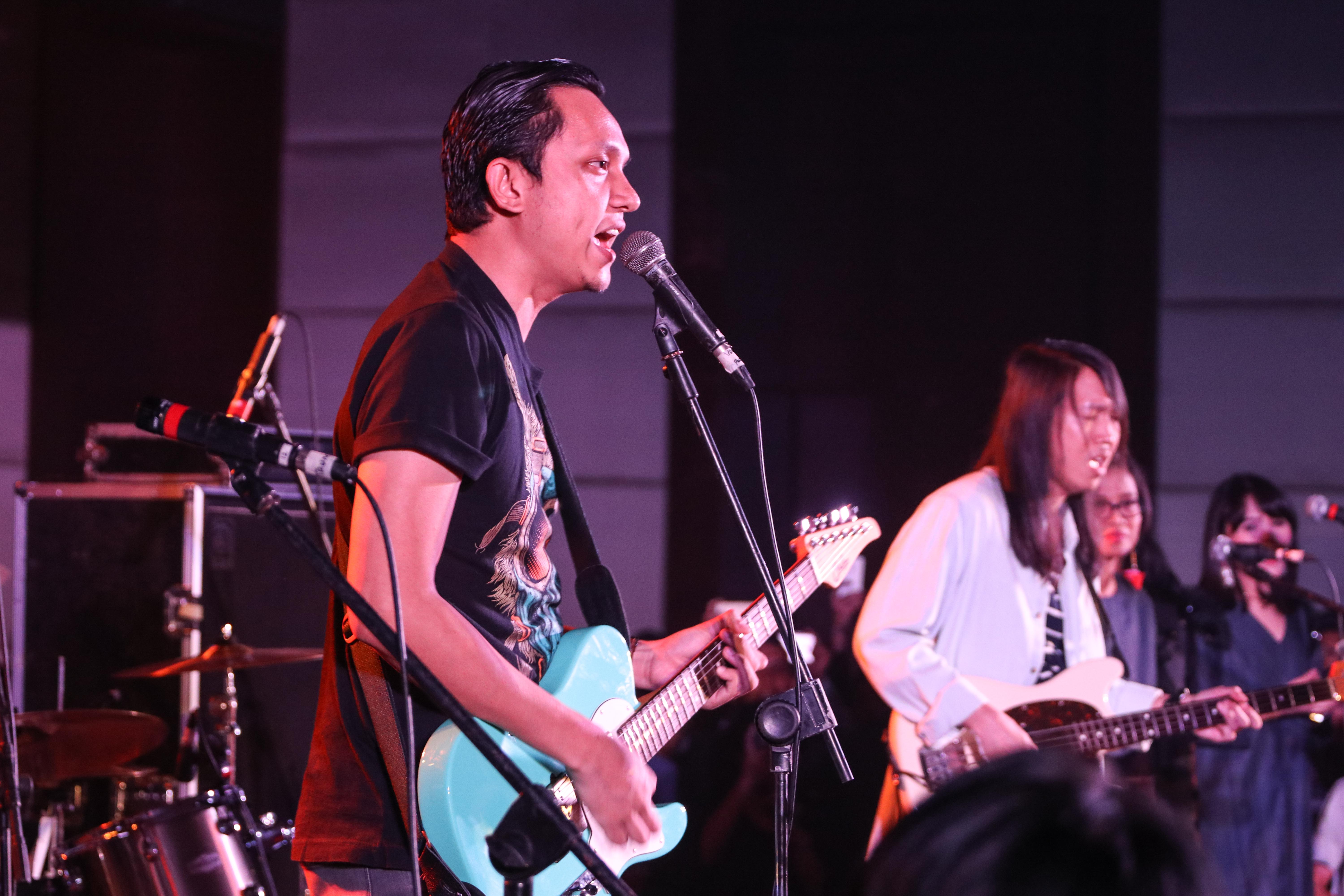 Foto Konser Mendadak Efek Rumah Kaca yang Penuh Kejutan