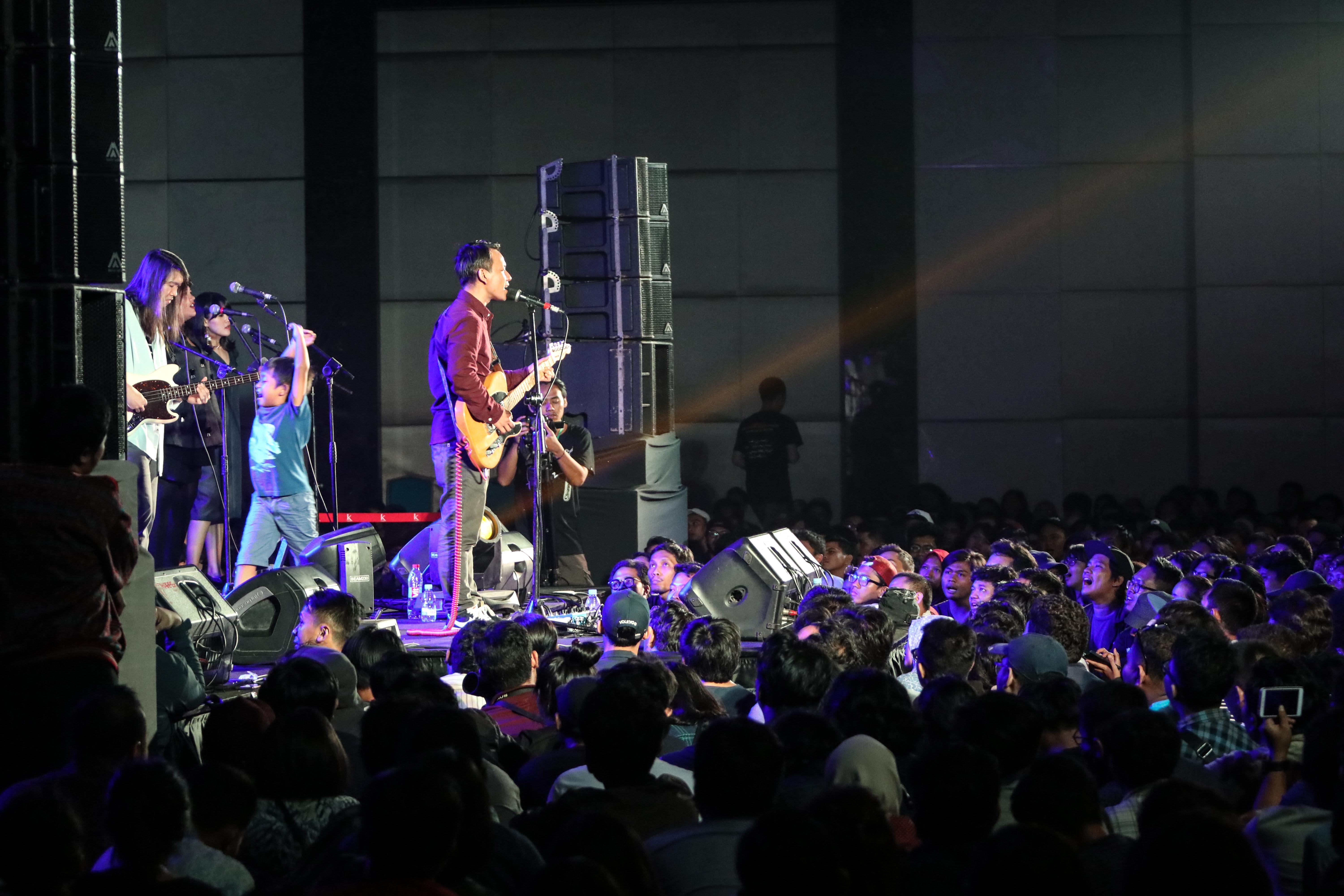Foto Konser Mendadak Efek Rumah Kaca yang Penuh Kejutan