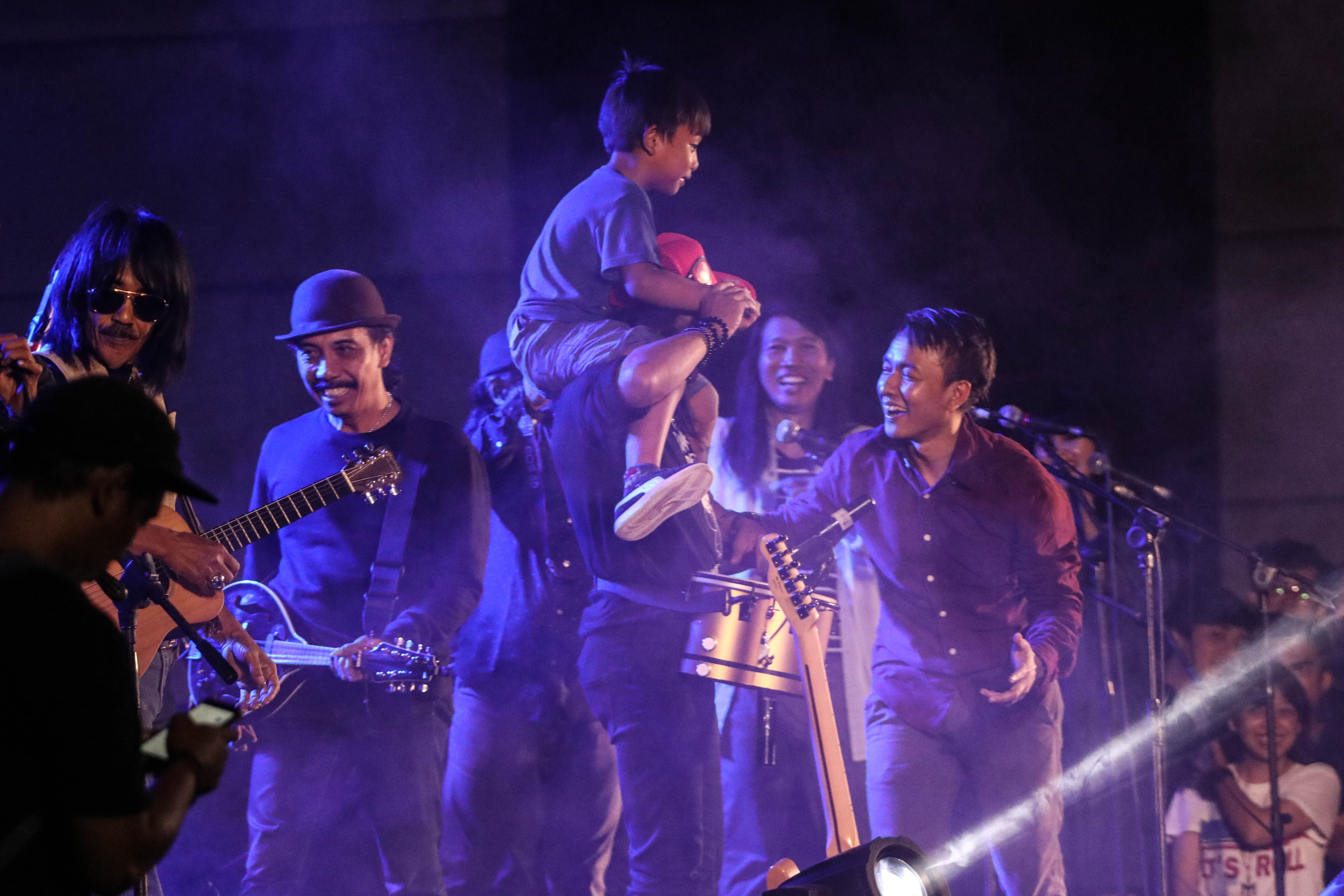 Foto Konser Mendadak Efek Rumah Kaca yang Penuh Kejutan