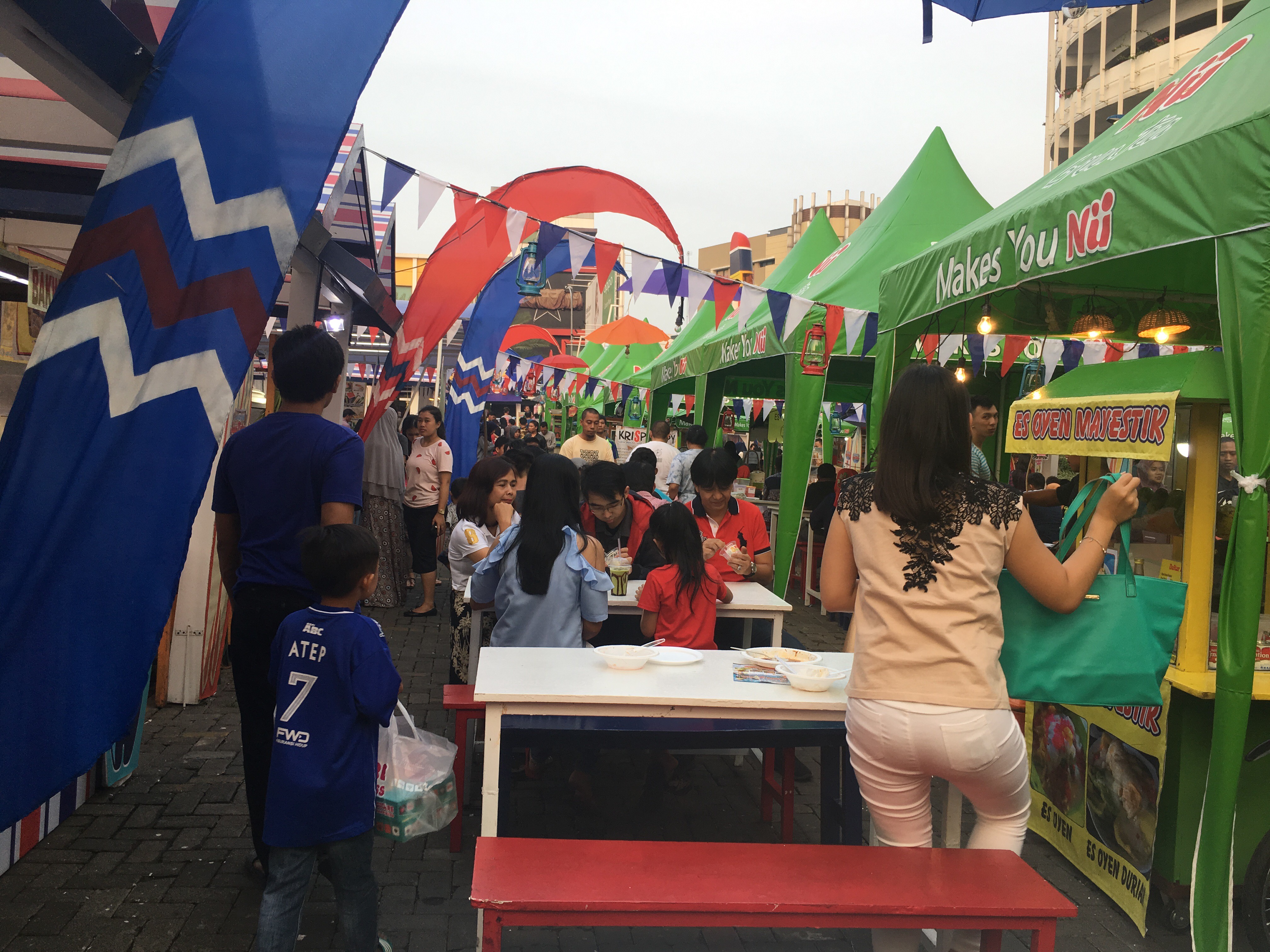 Menikmati Jajanan Kuliner Nuansa Pantai di Tangerang